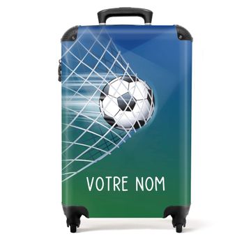 Ballon de football dans le but avec fond bleu et vert